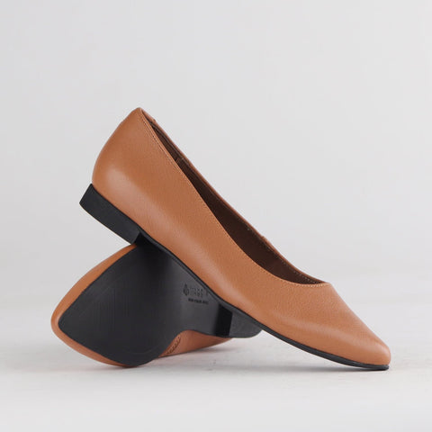 Flat Pointed Court Shoe in Tan - 12713